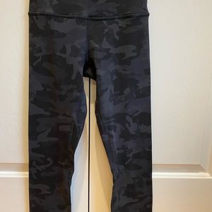NWOT Lulu Align Crop 21” black camo legging SIZE 4.